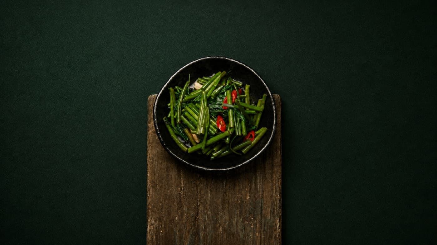 Stir-fried morning glory with garlic